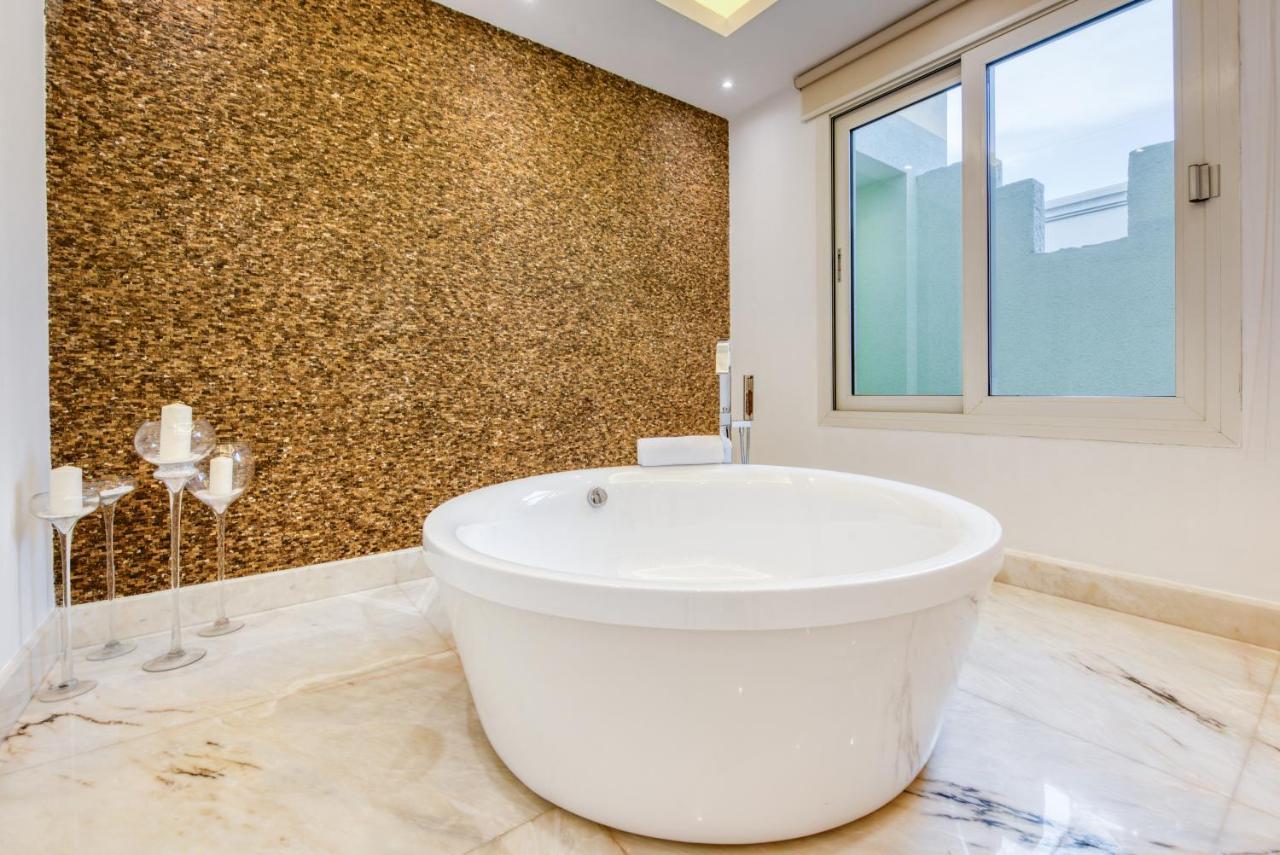Ultra Luxurious 9br In Emirates Hills By Deluxe Villa